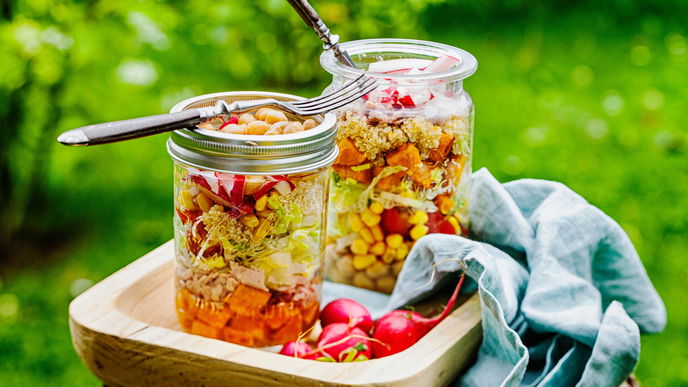 Quinoa-Salat mit Kichererbsen und Thunfisch im Glas: Das perfekte Rezept für unterwegs