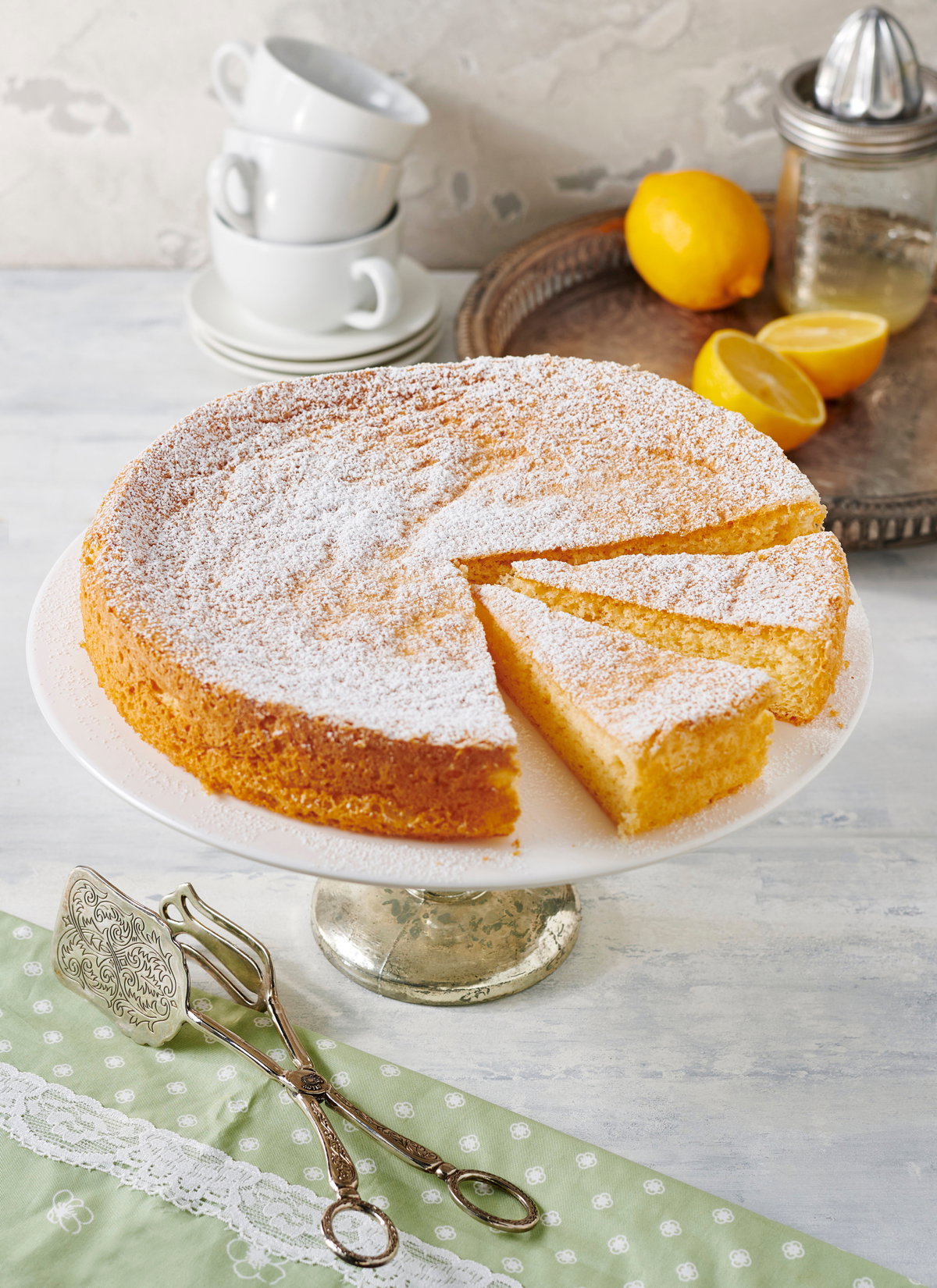 Zitronenkuchen mit Puderzucker