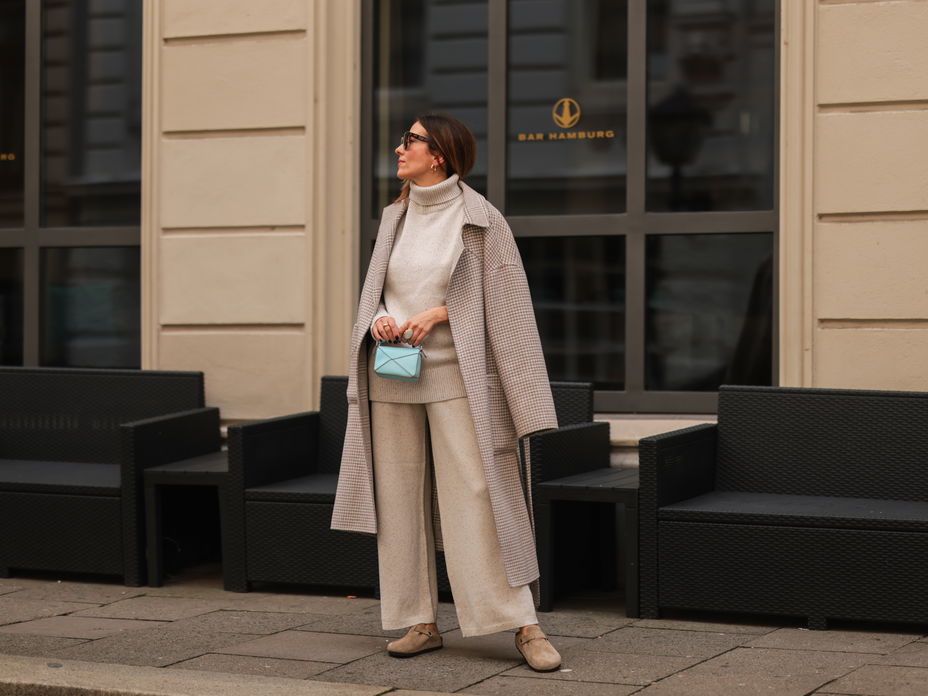 Frau trägt beige Strickhose