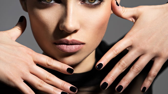 "Onyx Nails" sind DER mysteriöse Maniküre-Trend 2024