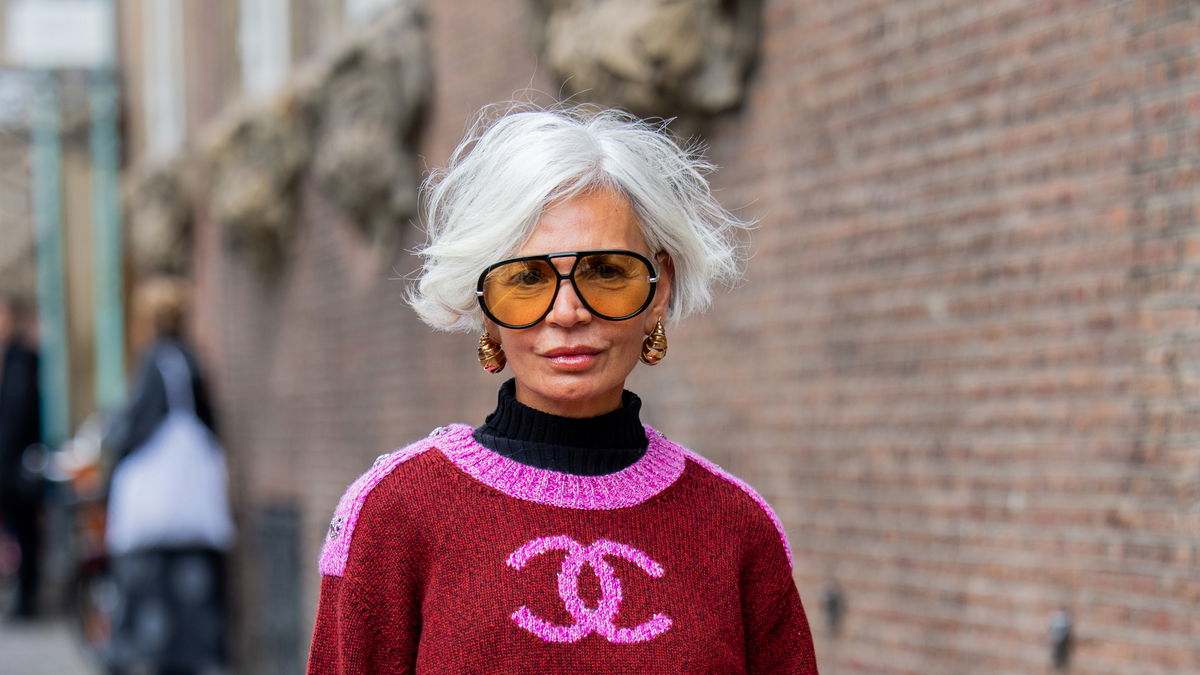 Freche Frisuren für Frauen ab 60, die jünger machen - mit Brille !