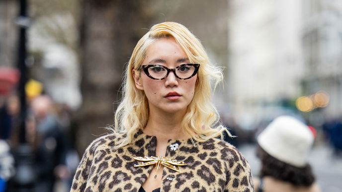 Stufige Frisuren für mittellange Haare, zu denen eine Brille einfach fantastisch aussieht
