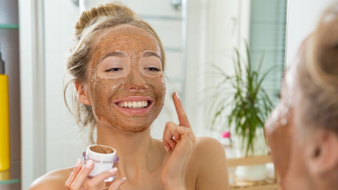 Unsere DIY-Gesichtsmaske mit Honig und Zimt ist ein echter Jungbrunnen und glättet Falten