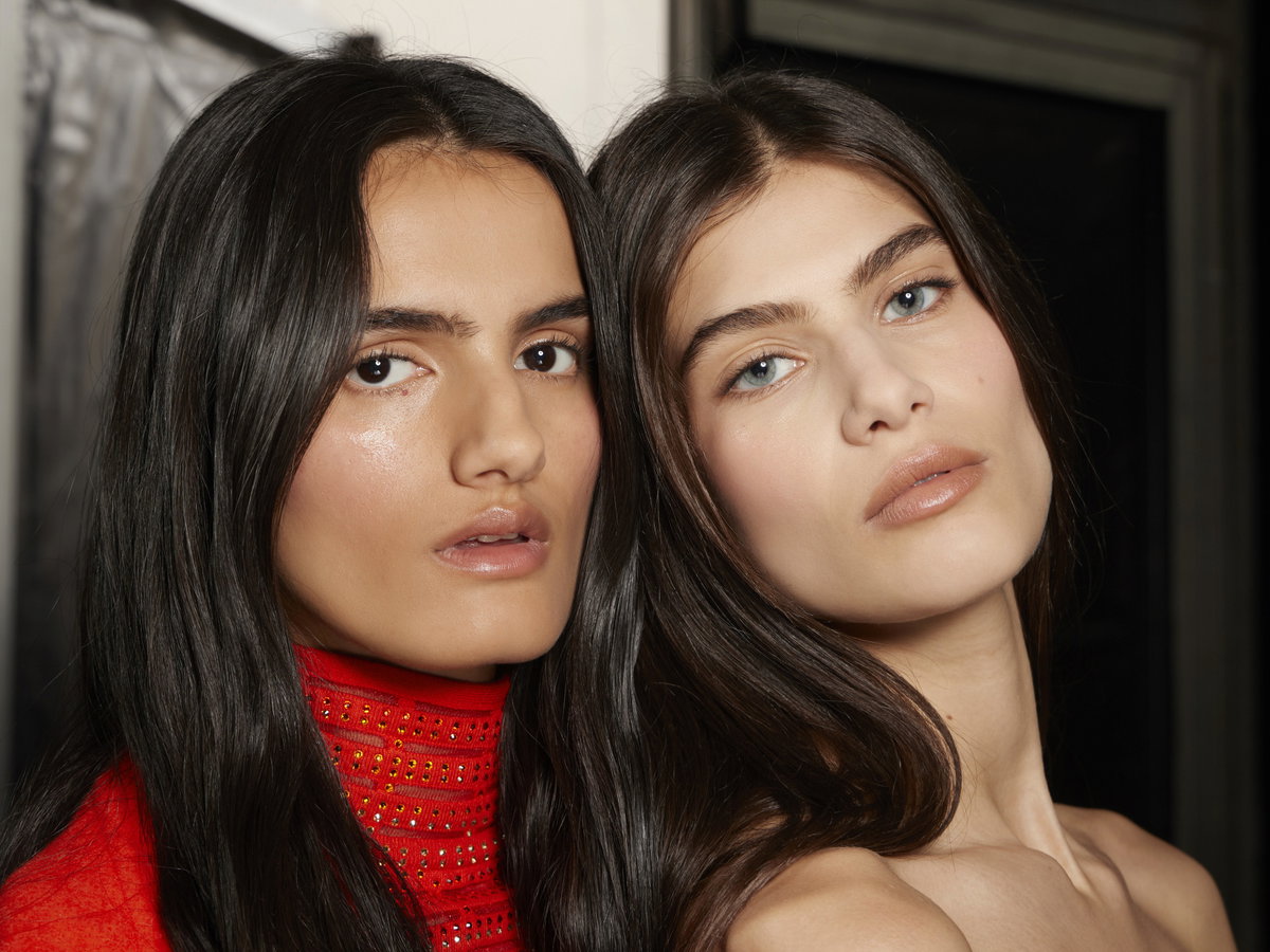 Frauen mit glänzendem Haar und natürlichem Make-up