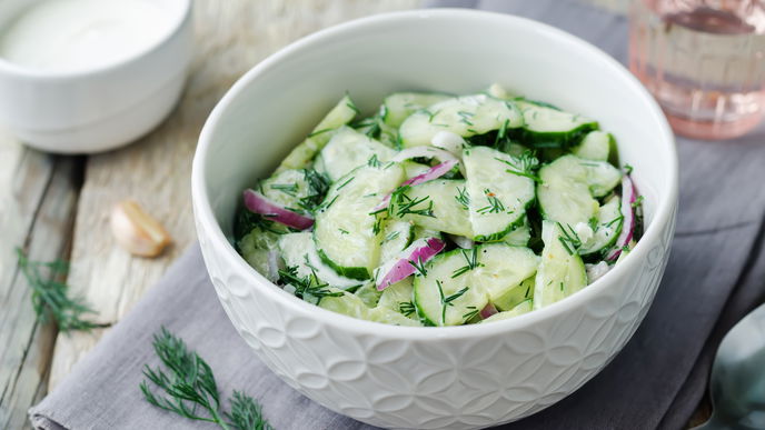 Das traditionelle Rezept für Gurkensalat mit Joghurt-Dressing ist im Nu gemacht