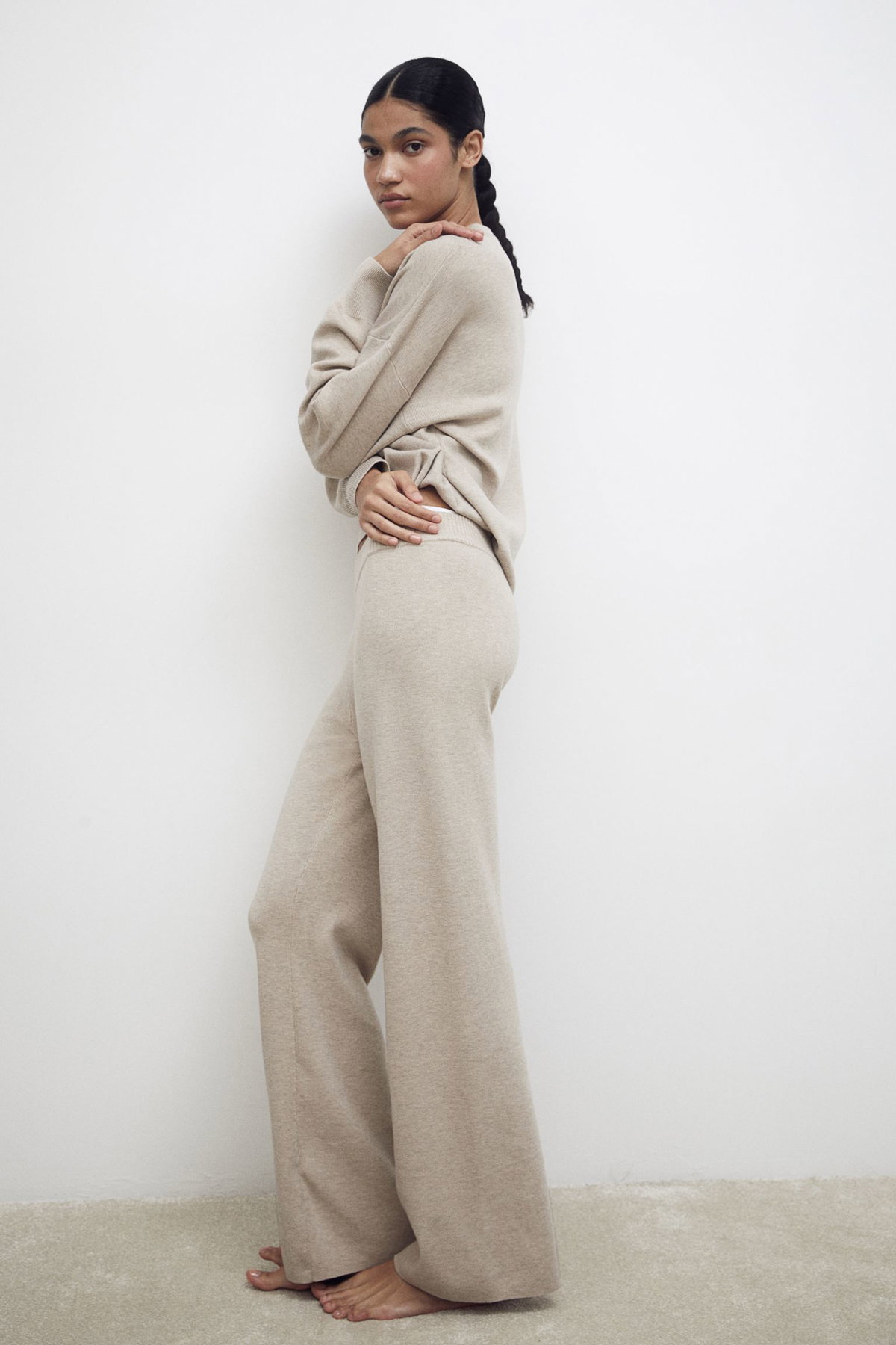 Frau trägt Wollhose von H&M