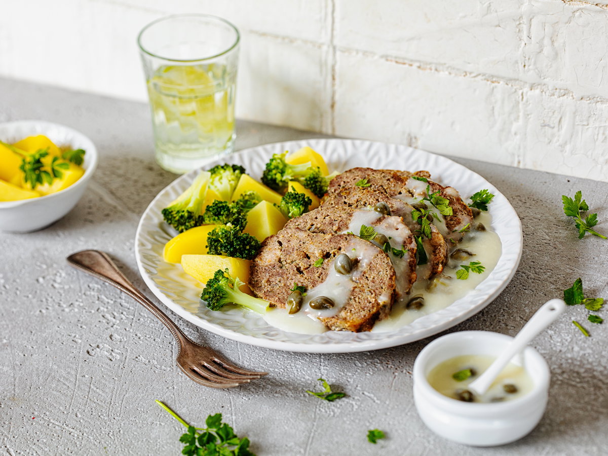 Hackbraten mit Kapern und Sardellen