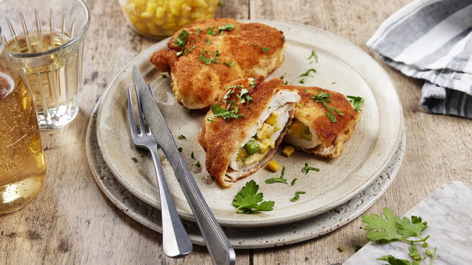 Rezept für gefülltes Hähnchenschnitzel mit Erbsen und Mais