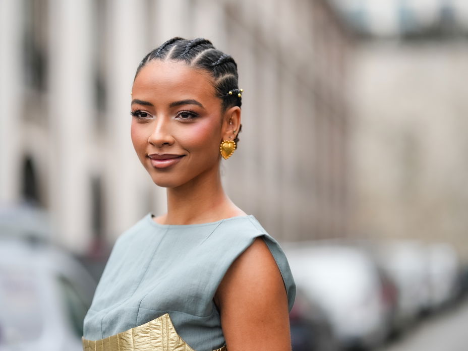Frau trägt herzförmige Ohrringe im eleganten Streetstyle