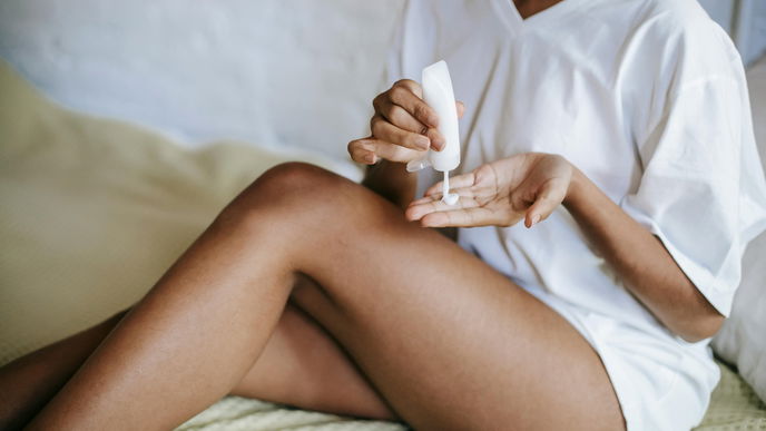 Diese Hyaluron-Bodylotions aus der Drogerie sorgen für straffe Haut