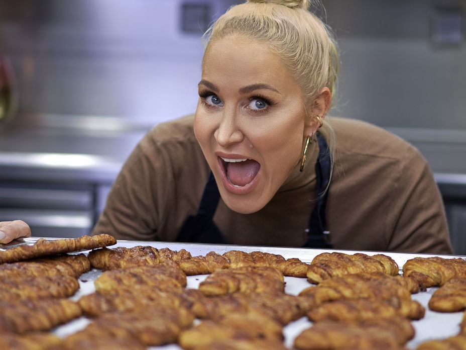 Janine Kunze backt Franzbrötchen