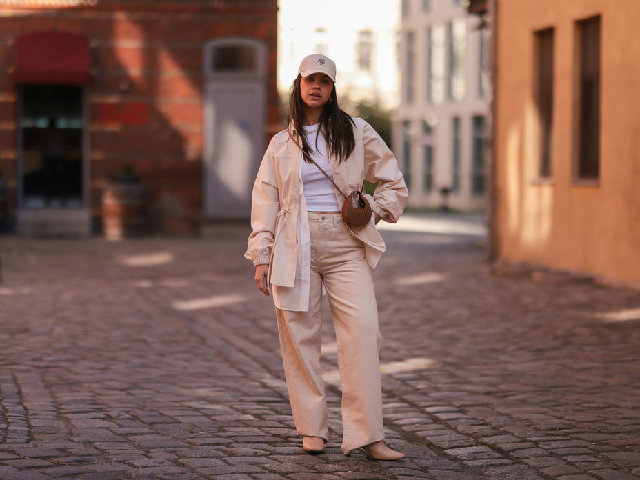 Frau in beigem Ton-in-Ton-Outfit
