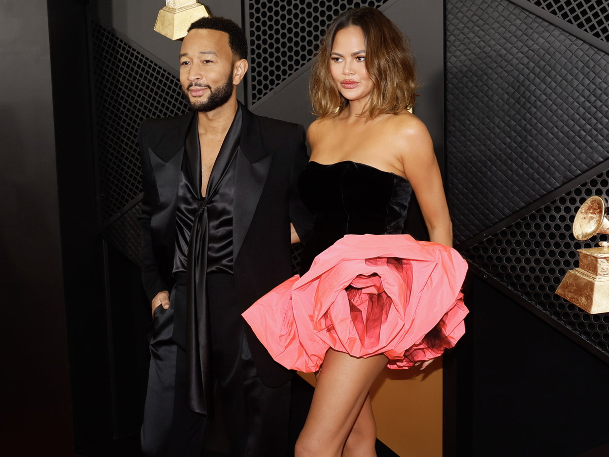 John Legend und Chrissy Teigen auf dem roten Teppich der Grammys 2024.