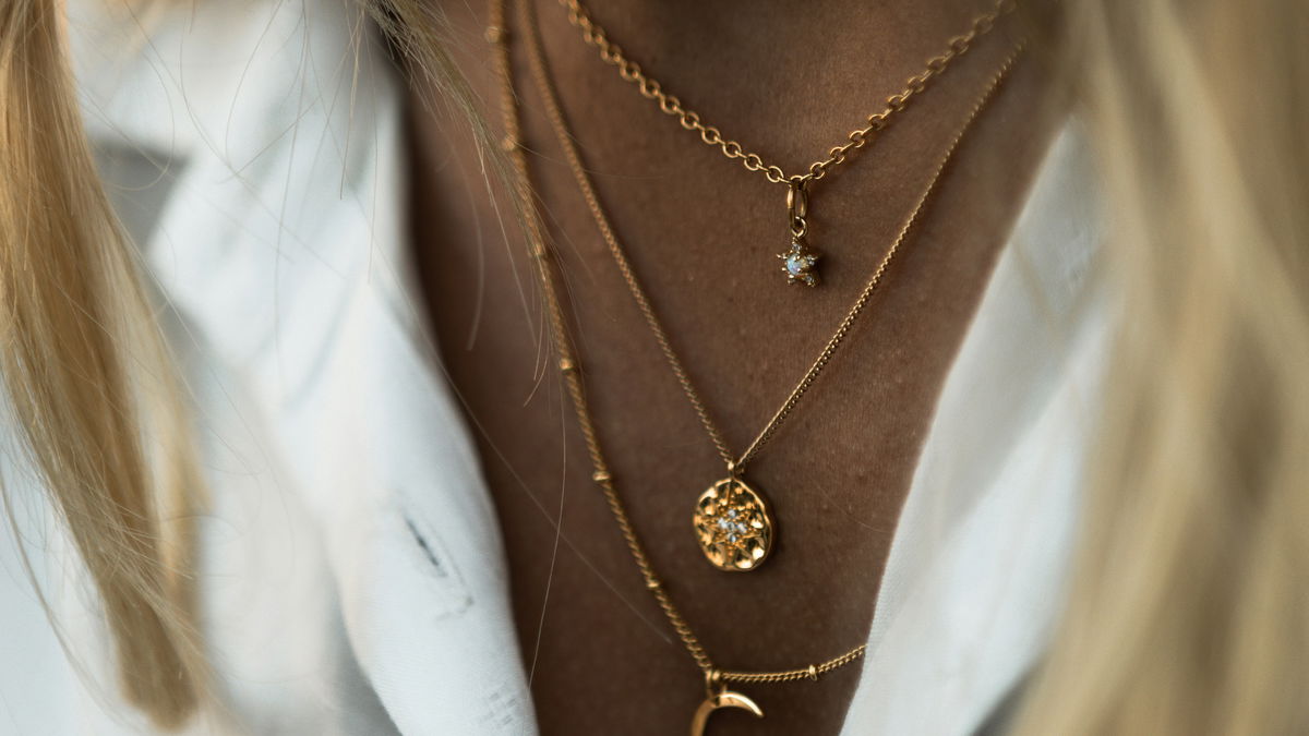 Ketten-Layering: So gelingt der angesagte Schmuck-Trend