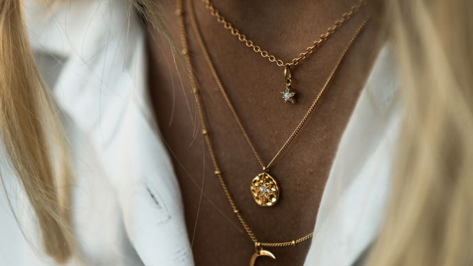 Ketten-Layering: So gelingt der angesagte Schmuck-Trend