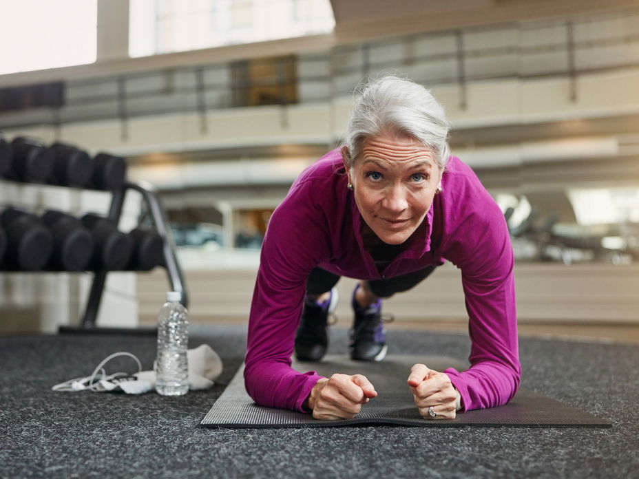 Frau macht Krafttraining im Alter