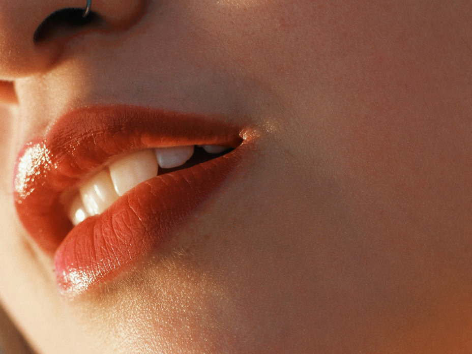Frau mit Lip Tint von dm auf den Lippen