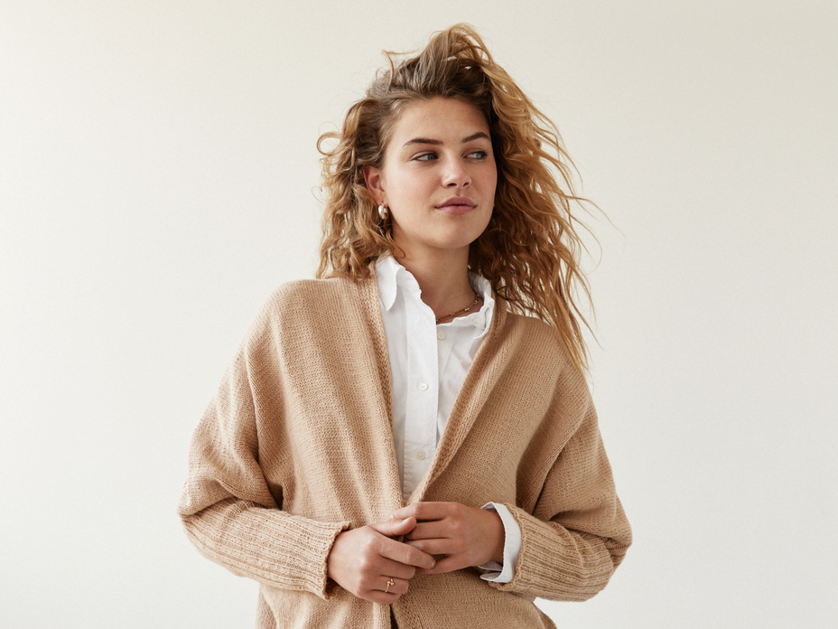 Model im gestrickten Long Cardigan