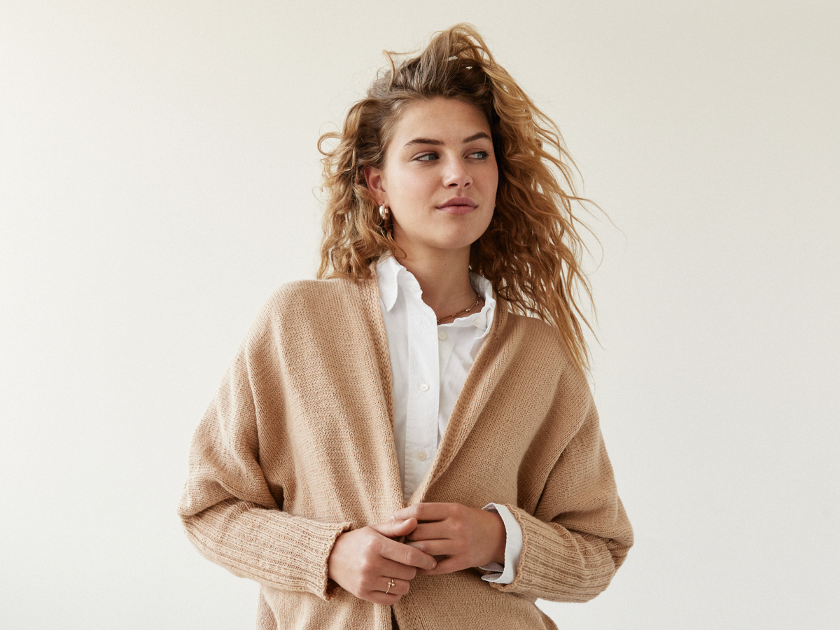 Model im gestrickten Long Cardigan