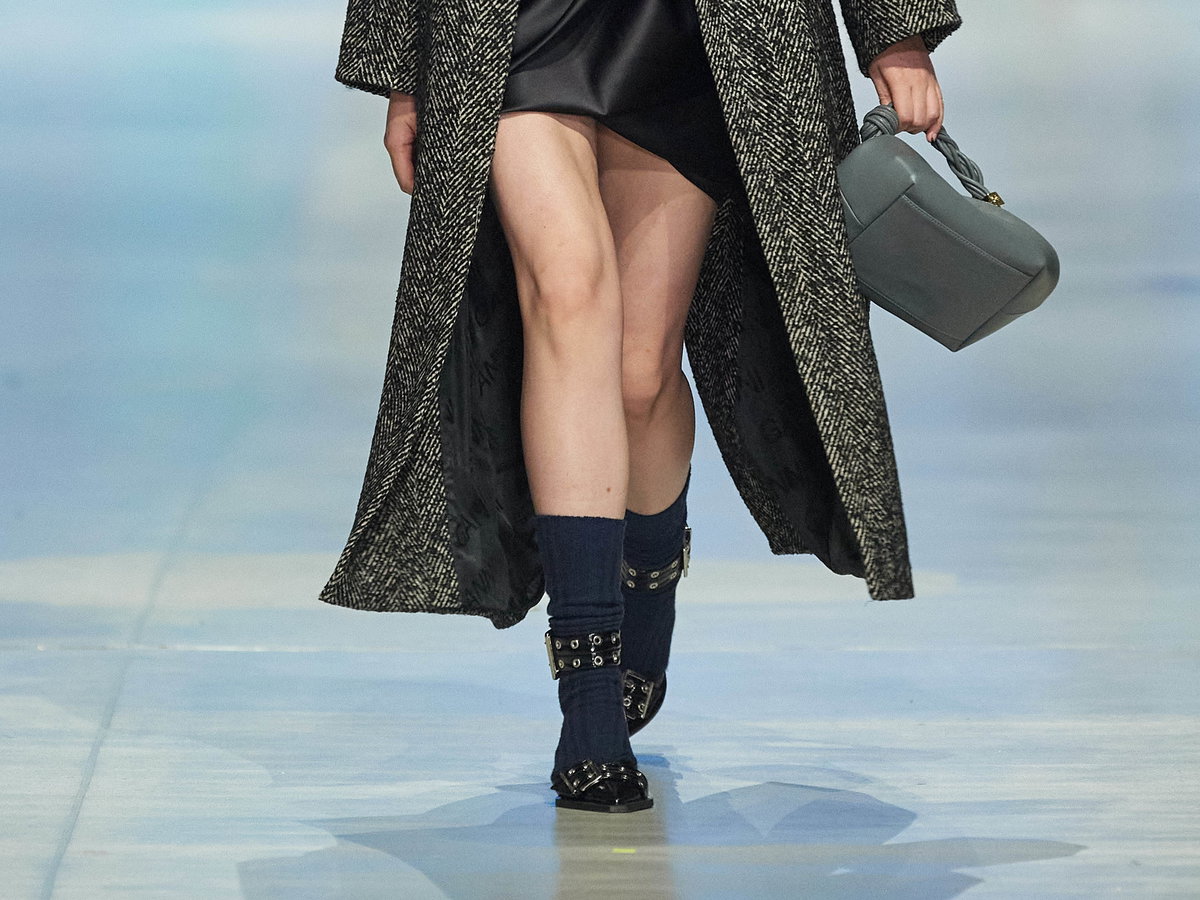 Model trägt die Slingballerinas von Ganni auf dem Runway