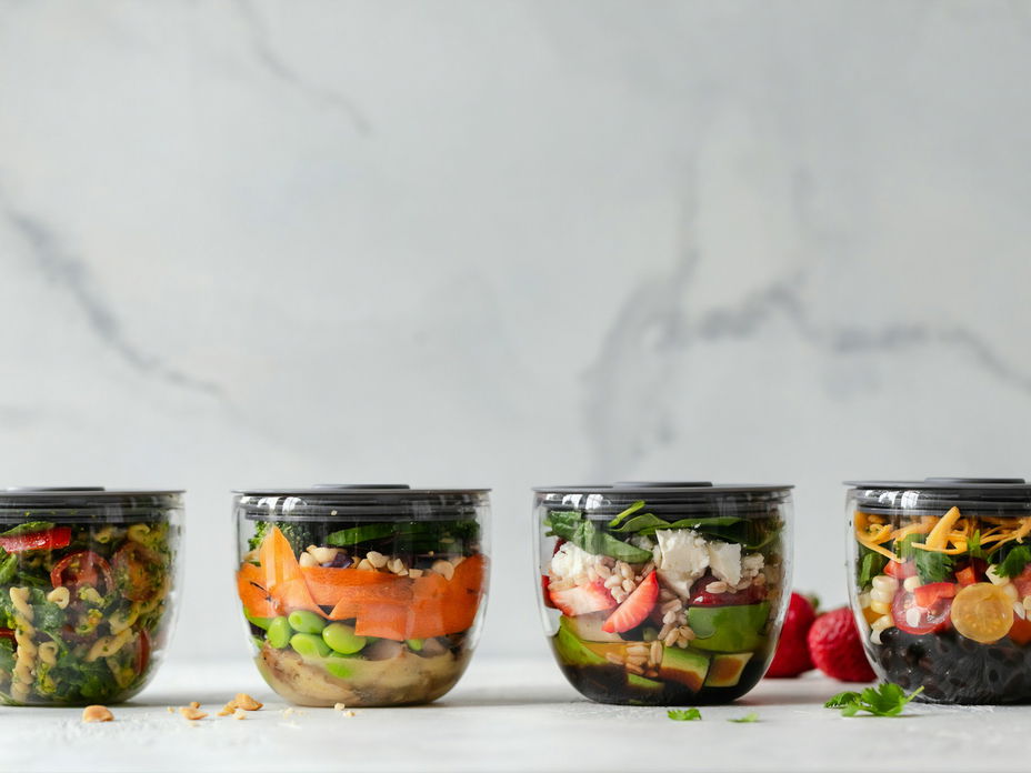 Verschiedene Dosen mit Meal Prep