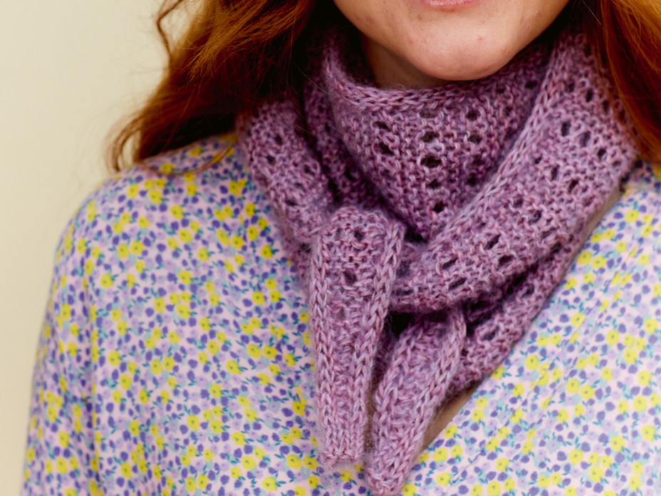 Frau trägt gestricktes Mini-Tuch