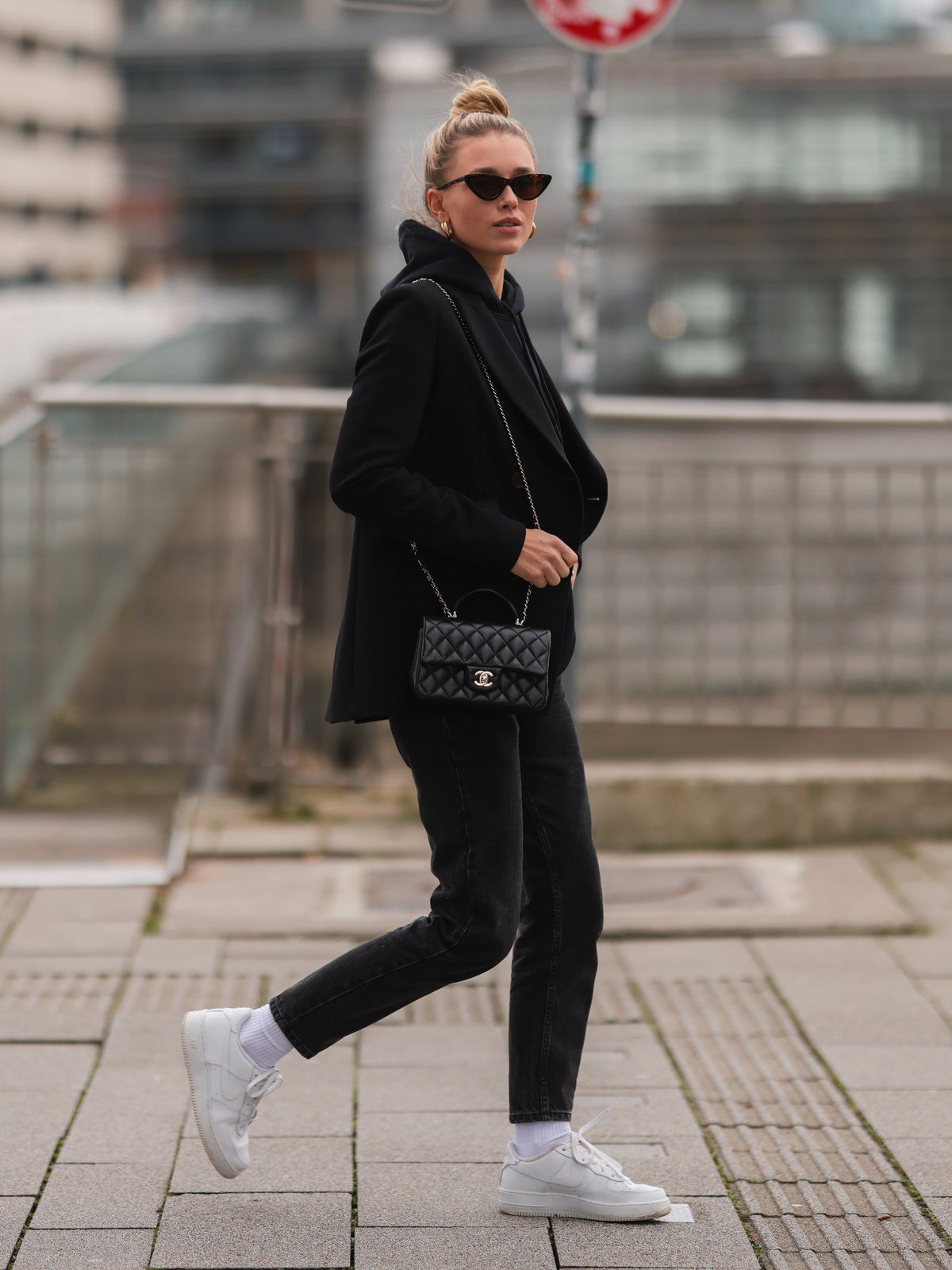 Frau trägt Nike Air Force