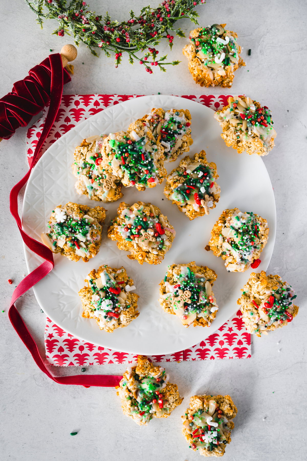 Haferflocken Cookies mit weihnachtlicher Verzierung