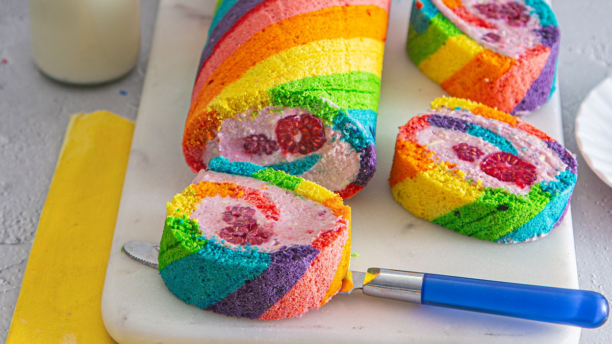 Unser Rezept für die Regenbogen-Biskuitrolle mit Himbeerfüllung begeistert nicht nur Kinder