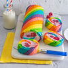 Unser Rezept für die Regenbogen-Biskuitrolle mit Himbeerfüllung begeistert nicht nur Kinder