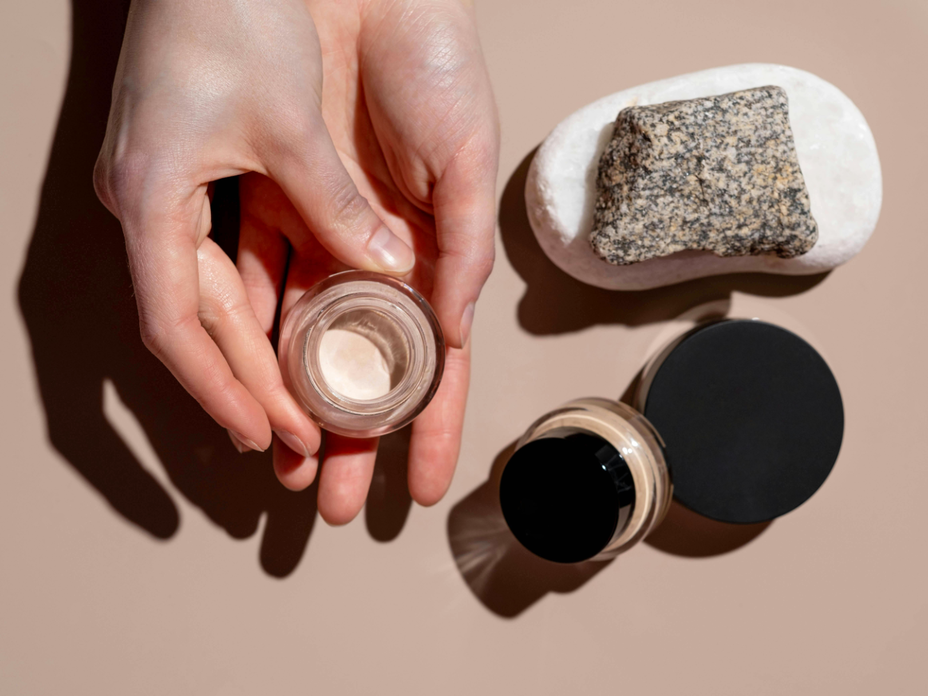 Frau sucht die richtige Concealer-Farbe