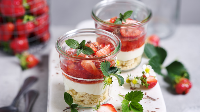 Unser schneller Erdbeer-Cheesecake im Glas kommt ganz ohne Backen aus
