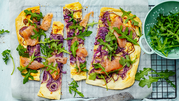 Für unseren schnellen Flammkuchen benötigen Sie nur 5 Zutaten - und 30 Minuten Zeit