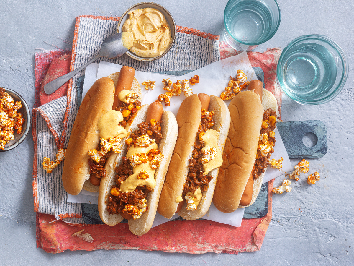 Sloppy Joe Hot Dogs mit Popcorn