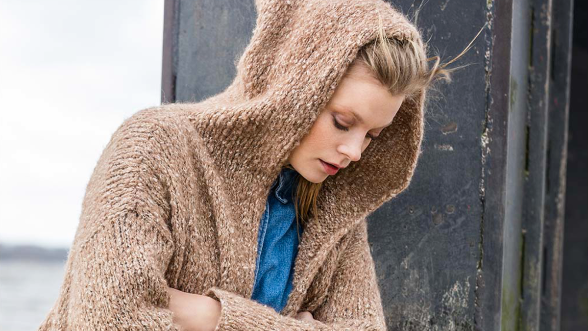 Diese Kuschel-Kapuzenjacke zum Nachstricken ziehen Sie garantiert nicht mehr aus