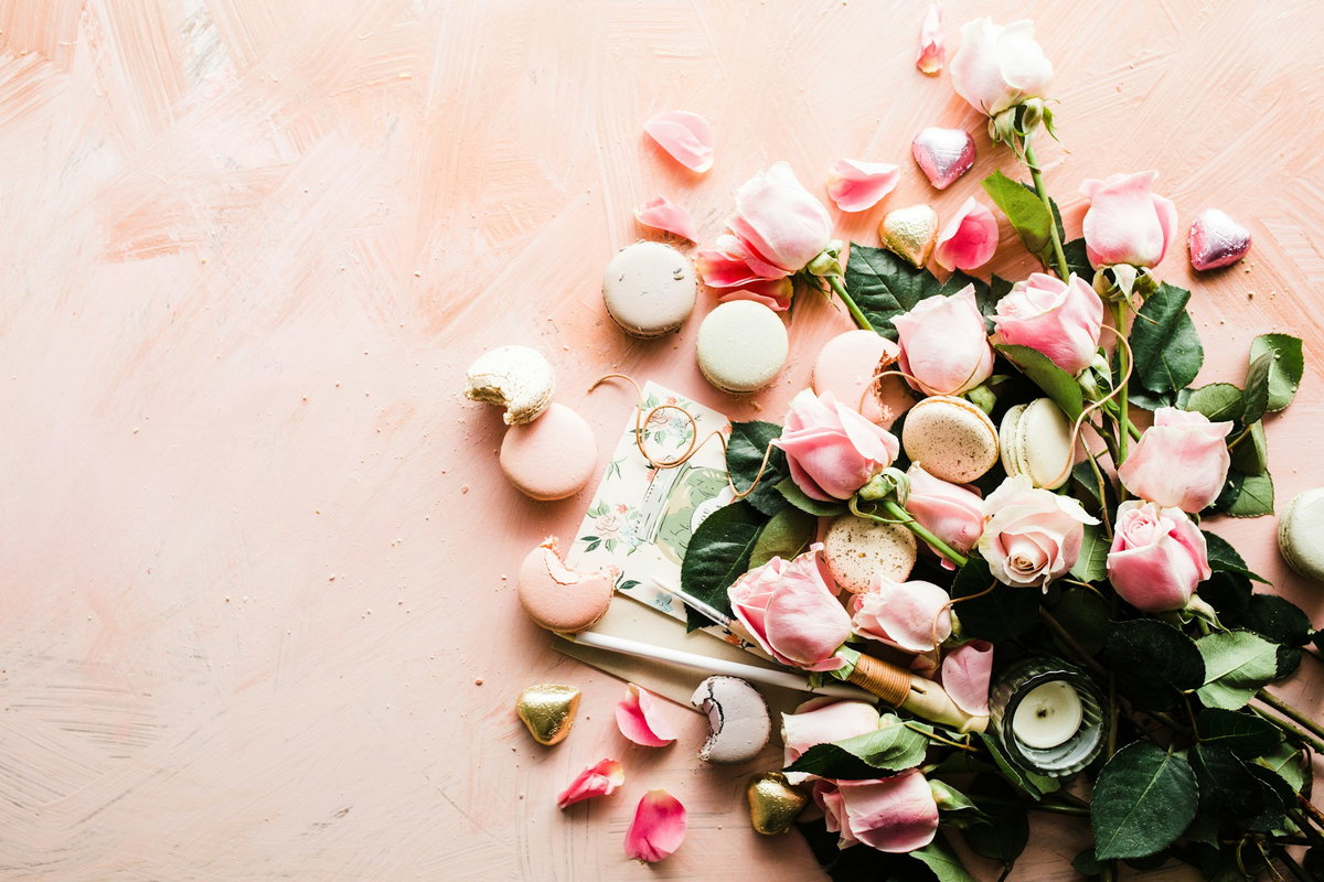 Rosen, Macarons und Kerzen