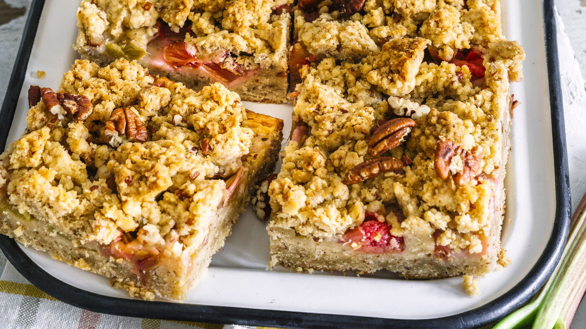 Veganer Rhabarberkuchen mit Pekannüssen und Streuseln