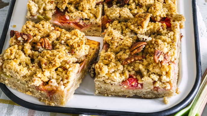 Veganer Rhabarberkuchen mit Pekannüssen und Streuseln