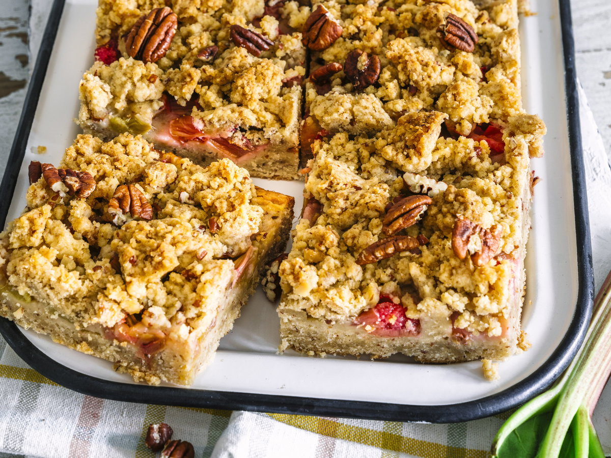 Veganer Rhabarberkuchen mit Streuseln