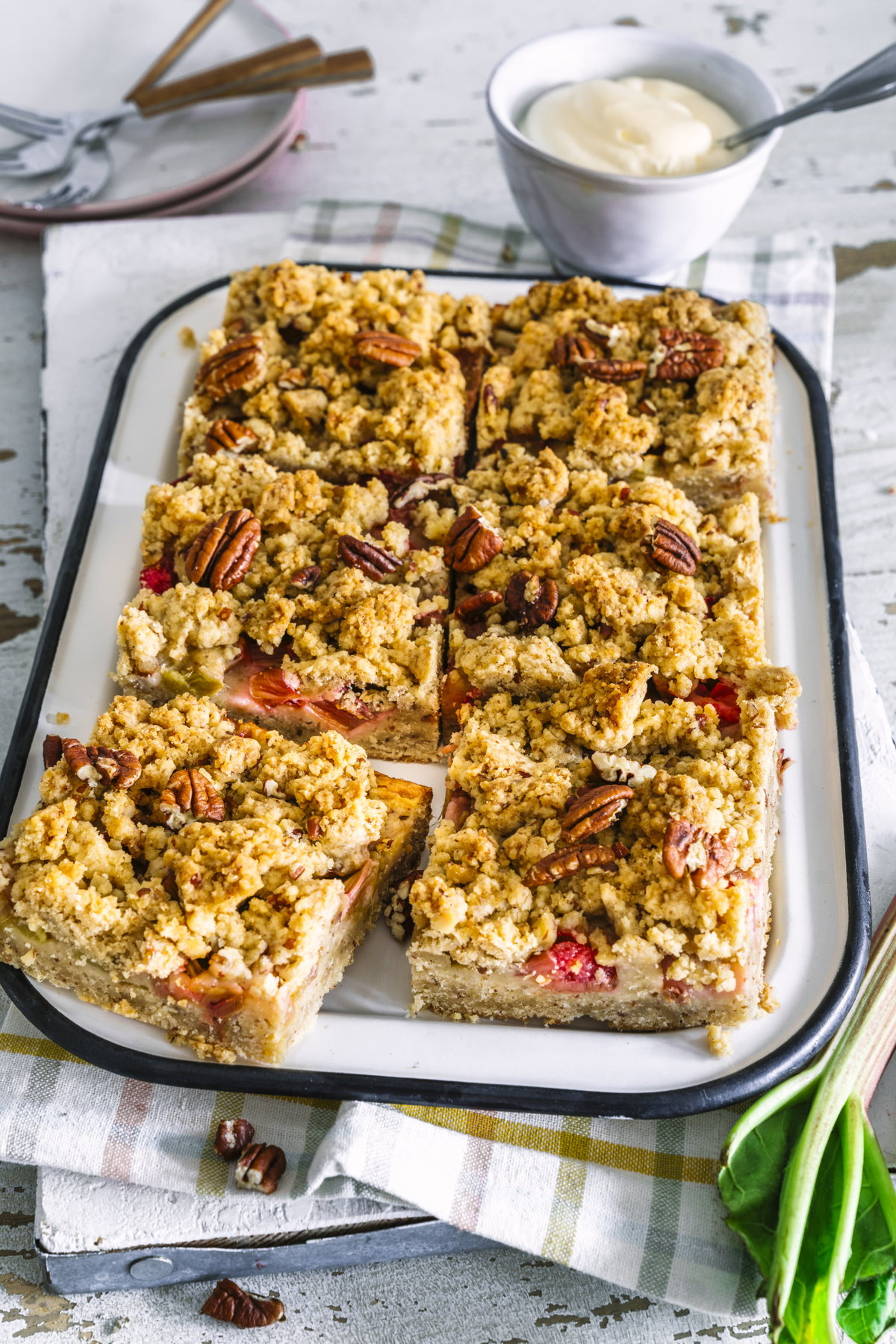 Veganer Rhabarberkuchen mit Streuseln