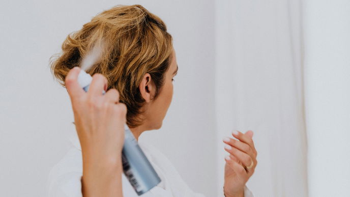 Diese Volumen-Haarsprays aus der Drogerie sorgen für Fülle und Halt