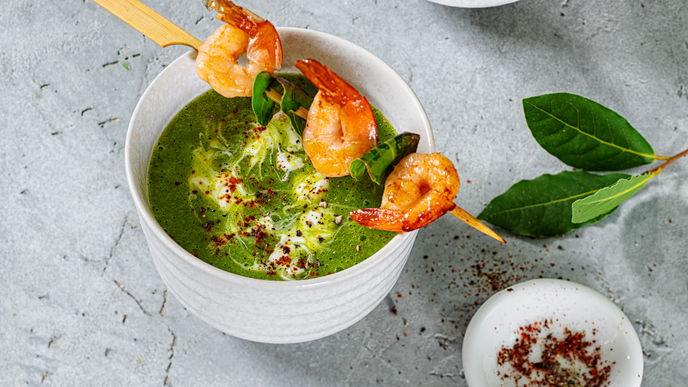 Rezept für Zucchini-Chili-Süppchen mit Garnelen-Spießen