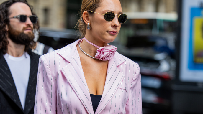 Überraschung: Die Ansteckblume à la Carrie Bradshaw feiert im Frühling ihr Comeback