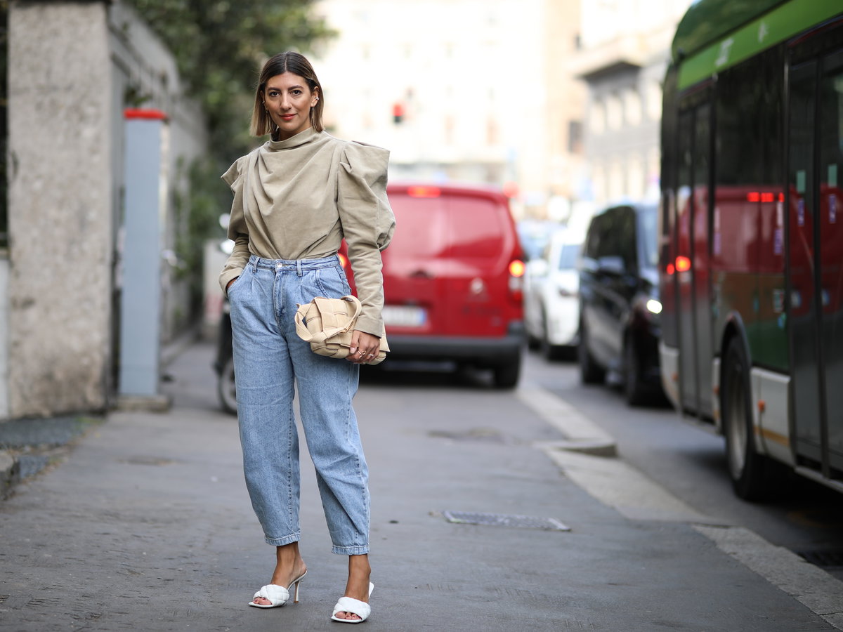 Aylin Koenig trägt Barrel Jeans im Streetstyle