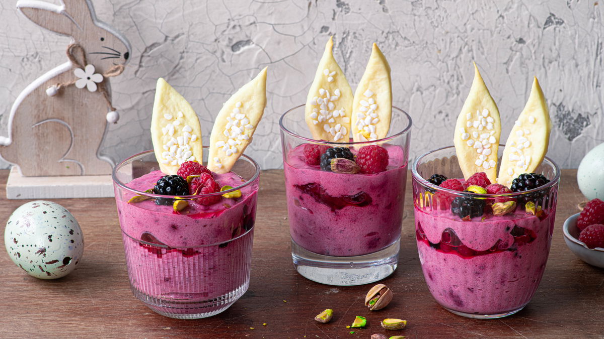 Rezept für Beeren-Mousse mit Knusper-Hasenohren aus Mürbeteig 