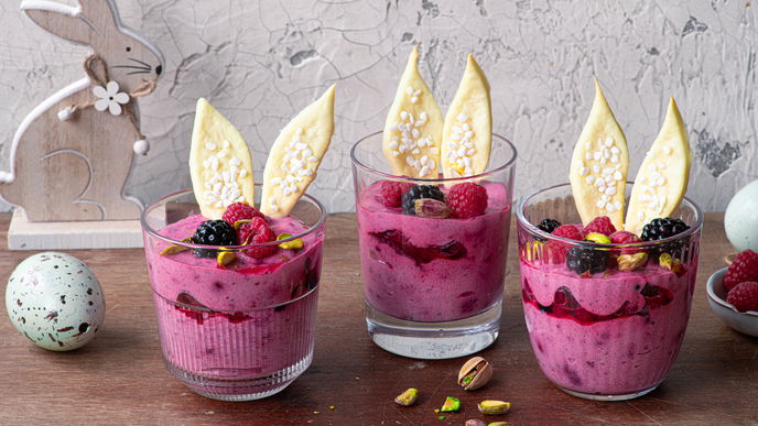 Rezept für Beeren-Mousse mit Knusper-Hasenohren aus Mürbeteig