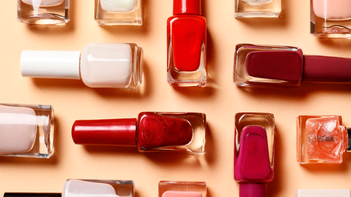 Den besten Nagellack für bis zu 12 Tage Halt gibt's für 8 Euro bei dm