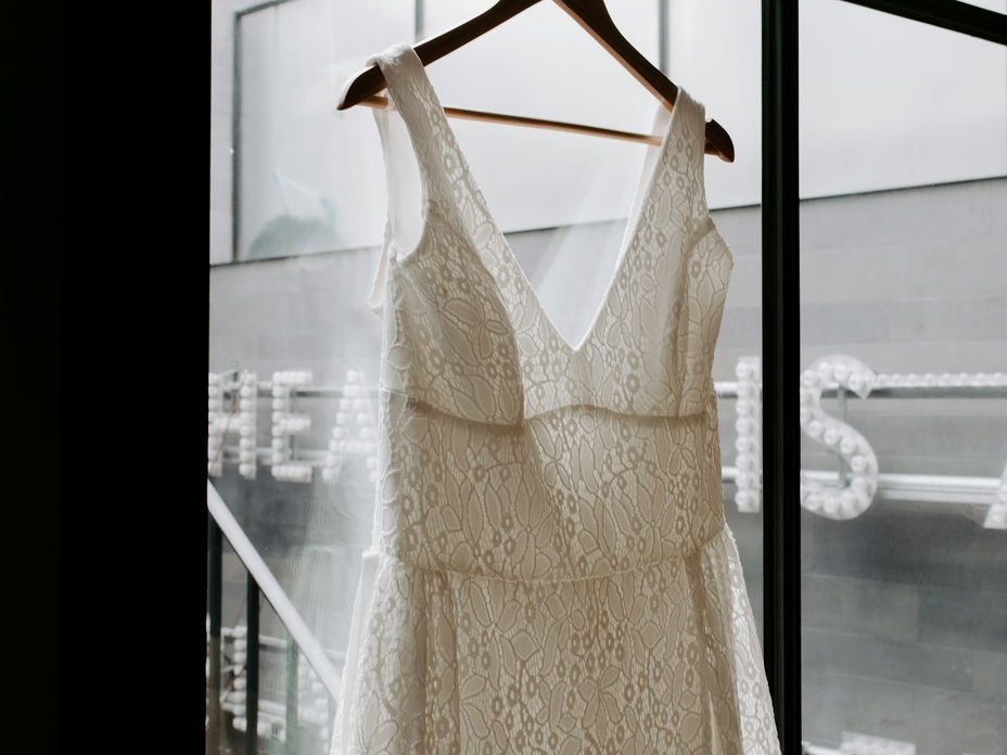 Brautkleid mit Spitze an einem Bügel
