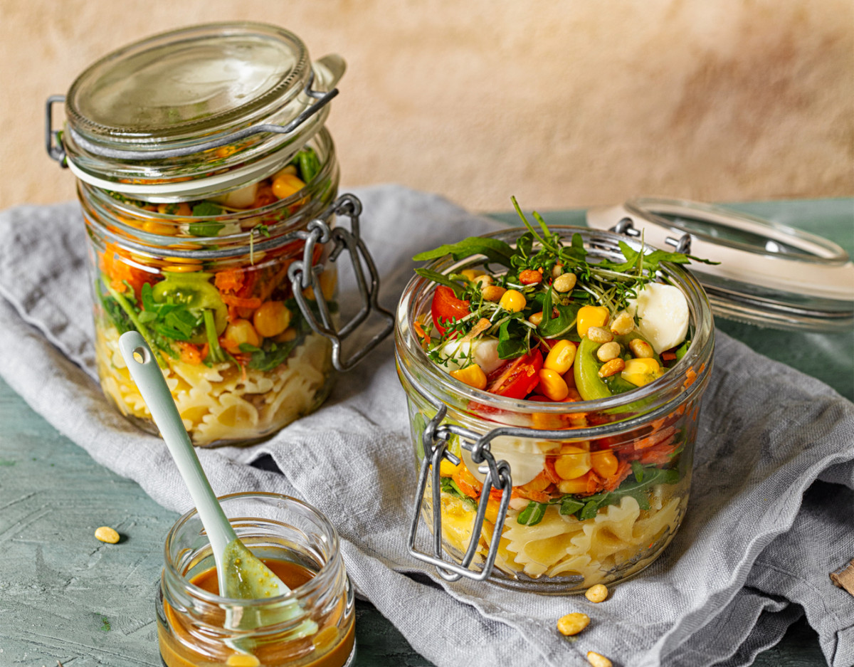 Bunter Nudelsalat im Glas