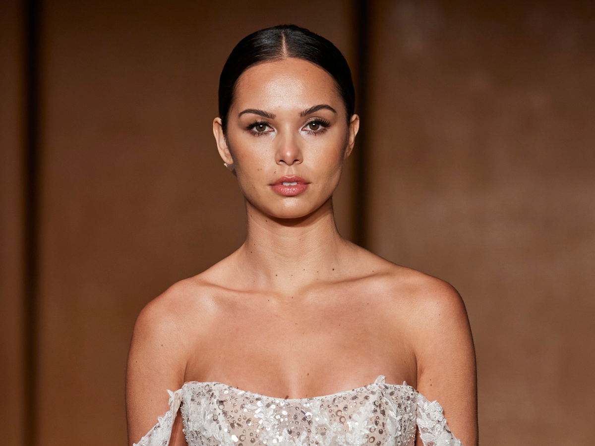 Model mit dezentem Augen-Make-up für die Hochzeit